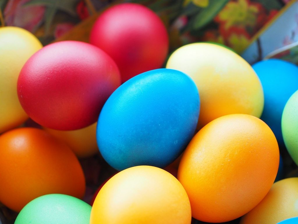 Kuvassa on erivärisiä kananmunia, jotka kuvaavat erilaisia tapoja ansaita elanto. 